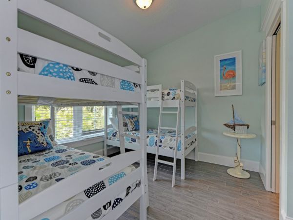 Holmes Beach Vacation Rental 3 Bedrooms Plus Den - Sleeps 6