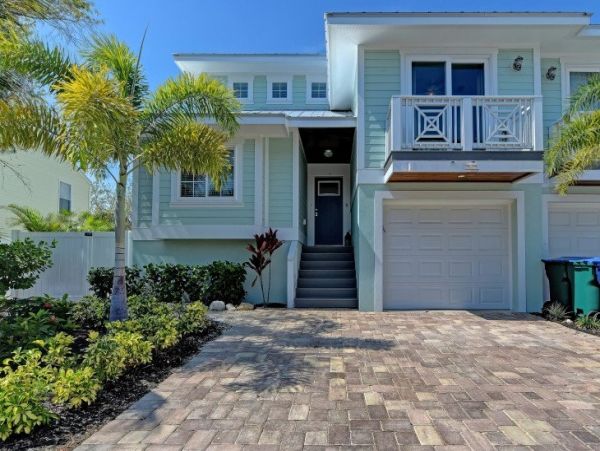 Holmes Beach Vacation Rental 3 Bedrooms Plus Den - Sleeps 6