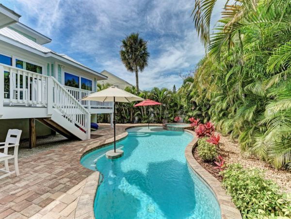 Holmes Beach Vacation Rental 3 Bedrooms Plus Den - Sleeps 6