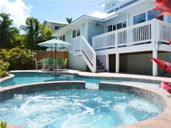 Holmes Beach Vacation Rental 3 Bedrooms Plus Den - Sleeps 6