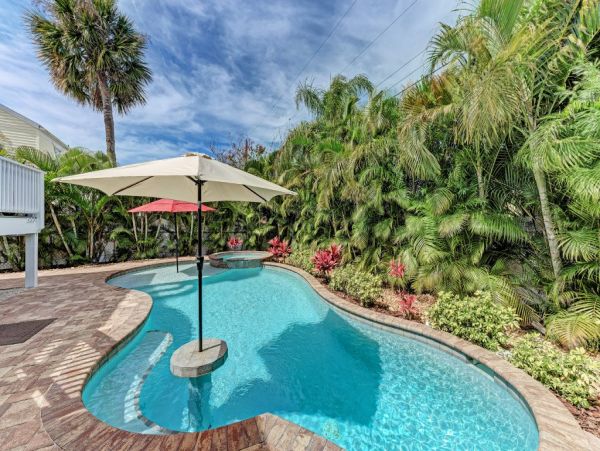Holmes Beach Vacation Rental 3 Bedrooms Plus Den - Sleeps 6