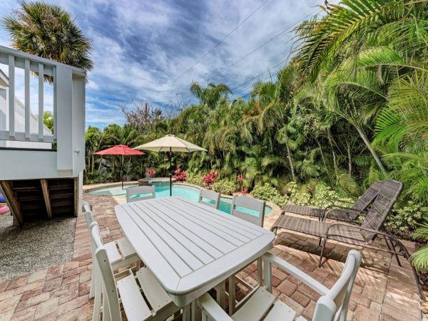 Holmes Beach Vacation Rental 3 Bedrooms Plus Den - Sleeps 6