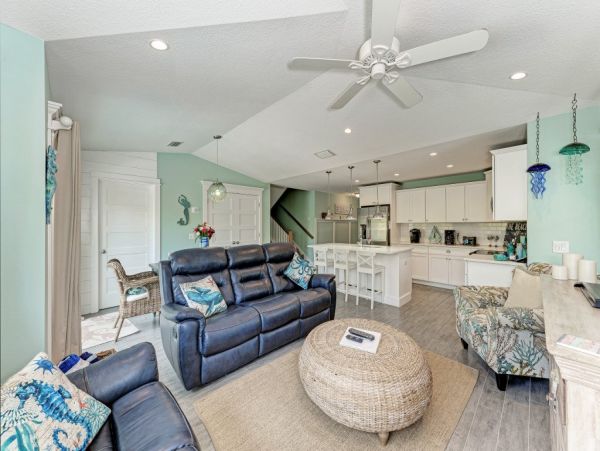 Holmes Beach Vacation Rental 3 Bedrooms Plus Den - Sleeps 6