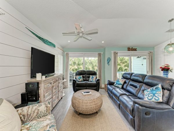 Holmes Beach Vacation Rental 3 Bedrooms Plus Den - Sleeps 6