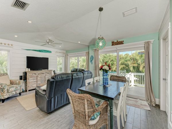 Holmes Beach Vacation Rental 3 Bedrooms Plus Den - Sleeps 6