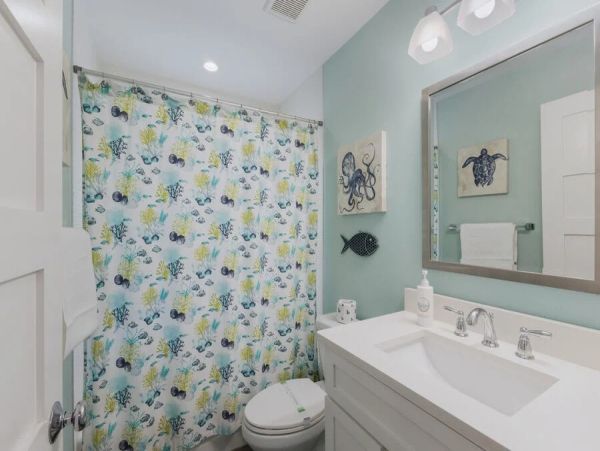 Holmes Beach Vacation Rental 3 Bedrooms Plus Den - Sleeps 6