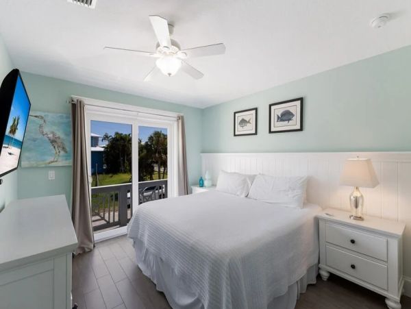 Holmes Beach Vacation Rental 3 Bedrooms Plus Den - Sleeps 6