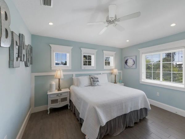 Holmes Beach Vacation Rental 3 Bedrooms Plus Den - Sleeps 6