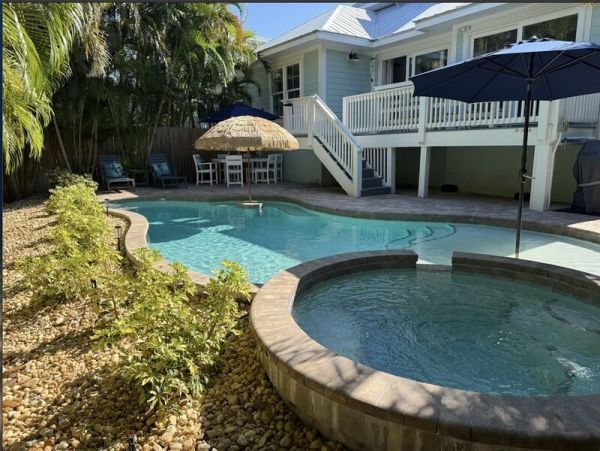 Holmes Beach Vacation Rental 3 Bedrooms Plus Den - Sleeps 6