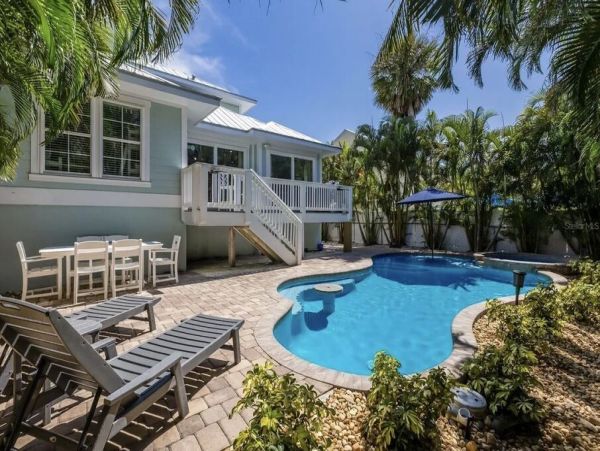 Holmes Beach Vacation Rental 3 Bedrooms Plus Den - Sleeps 6