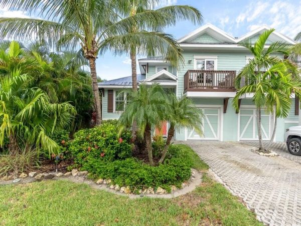 Luxury Anna Maria Island Duplex Three Bedrooms & Pool