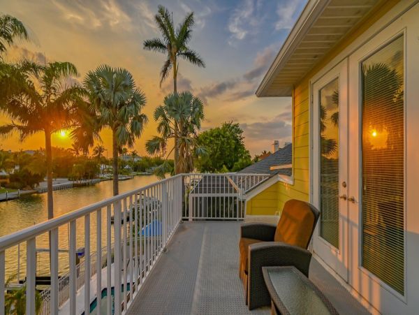 Lido Key 4 Bedroom Vacation Rental Walk to Beach & Boat Dock