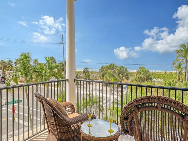 Siesta Key 3 Bedroom Villa Luxury Inside and Out Sleeps 8