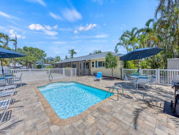 Siesta Key Vacation Rental - Six Bedroom Beach Cottage with Pool Near Crescent Beach