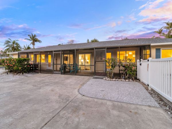 Siesta Key Vacation Rental - Six Bedroom Beach Cottage with Pool Near Crescent Beach