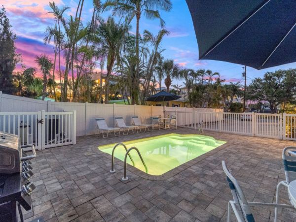 Siesta Key Vacation Rental - Six Bedroom Beach Cottage with Pool Near Crescent Beach