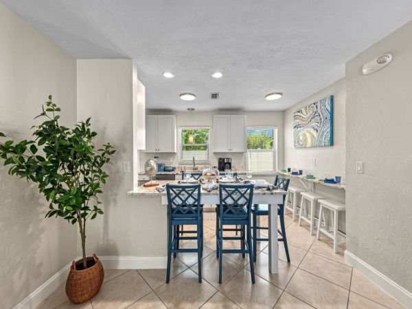 Siesta Key Vacation Rental - Six Bedroom Beach Cottage with Pool Near Crescent Beach