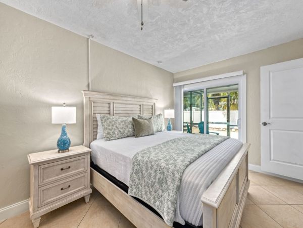 Siesta Key Vacation Rental - Six Bedroom Beach Cottage with Pool Near Crescent Beach