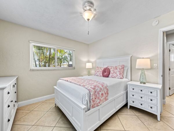 Siesta Key Vacation Rental - Six Bedroom Beach Cottage with Pool Near Crescent Beach
