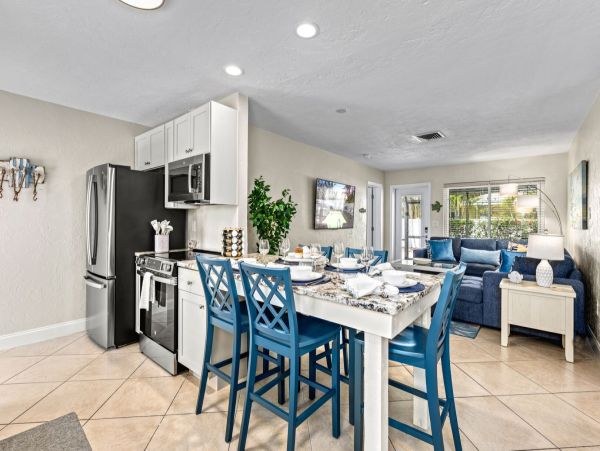 Siesta Key Vacation Rental - Six Bedroom Beach Cottage with Pool Near Crescent Beach
