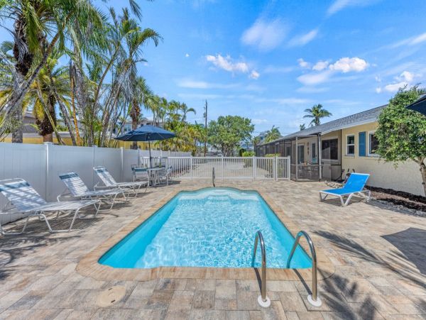 Siesta Key Vacation Rental - Six Bedroom Beach Cottage with Pool Near Crescent Beach