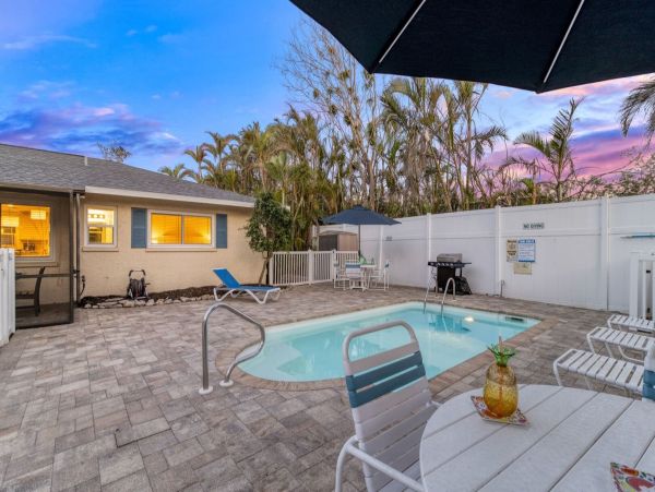 Siesta Key Vacation Rental - Six Bedroom Beach Cottage with Pool Near Crescent Beach