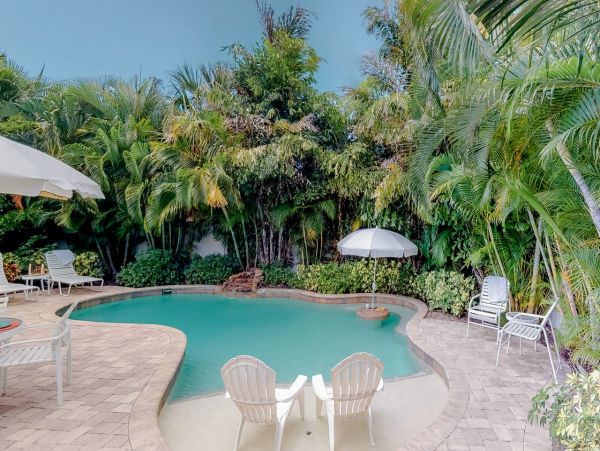 Holmes Beach Pool Vacation Rental Home Sleeps 7 Guests