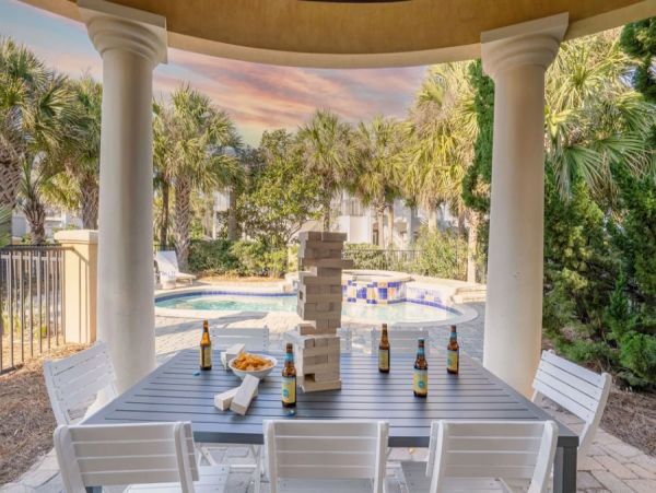 Luxury Destin Six Bedroom Rental Short Walk to Beach