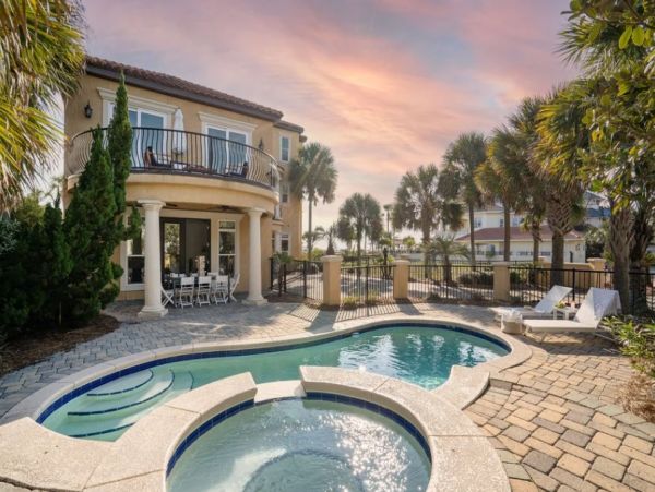 Luxury Destin Six Bedroom Rental Short Walk to Beach