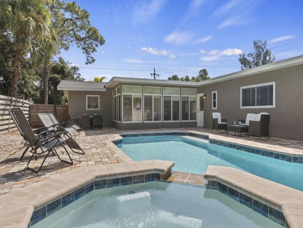 Beautiful 3 Bdrm Professionally Decorated Home - Pool & Spa