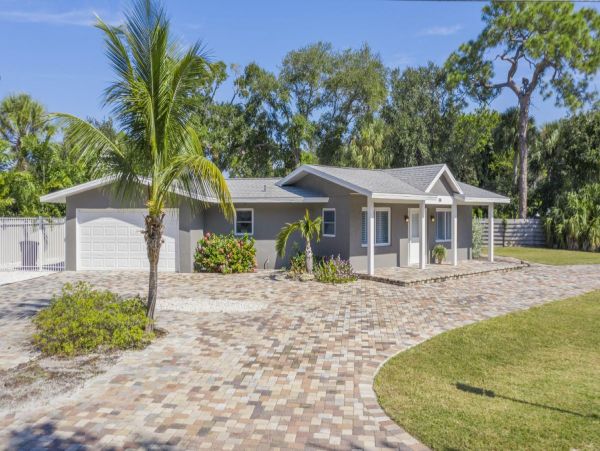 Beautiful 3 Bdrm Professionally Decorated Home - Pool & Spa