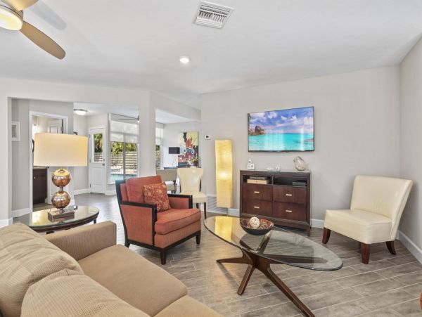 Beautiful 3 Bdrm Professionally Decorated Home - Pool & Spa