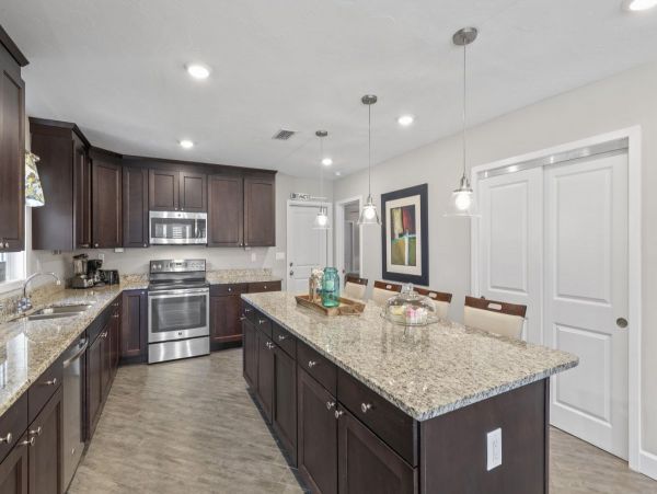 Beautiful 3 Bdrm Professionally Decorated Home - Pool & Spa