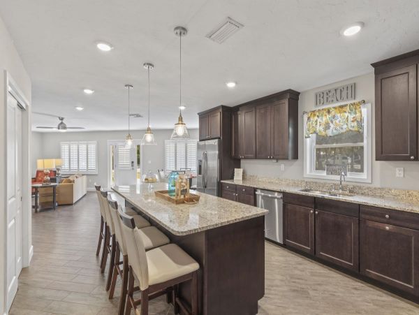 Beautiful 3 Bdrm Professionally Decorated Home - Pool & Spa