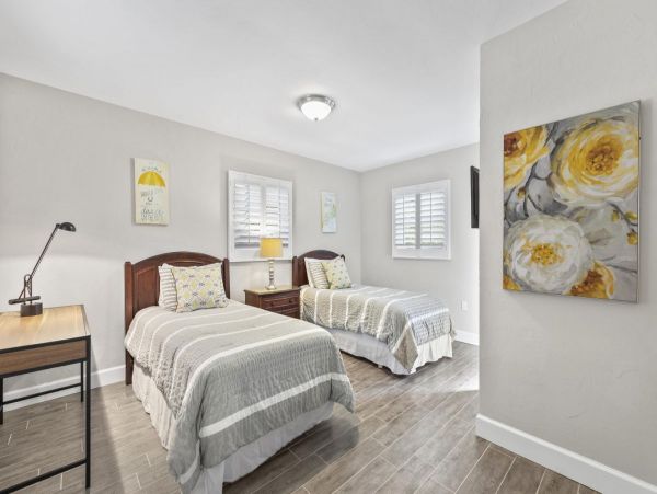 Beautiful 3 Bdrm Professionally Decorated Home - Pool & Spa