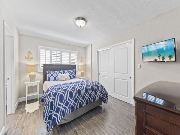 Beautiful 3 Bdrm Professionally Decorated Home - Pool & Spa
