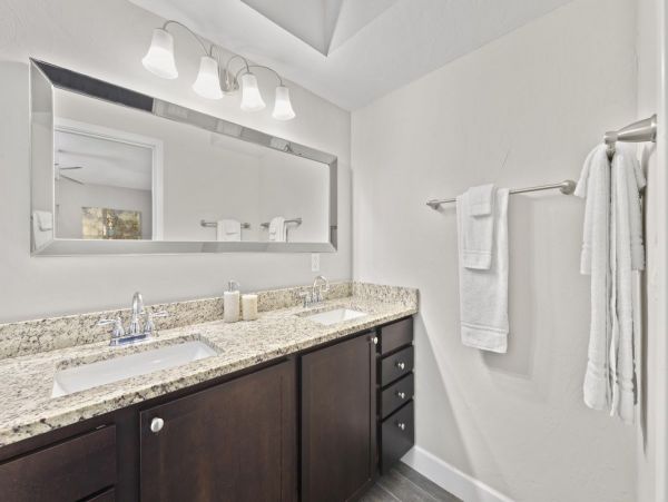 Beautiful 3 Bdrm Professionally Decorated Home - Pool & Spa
