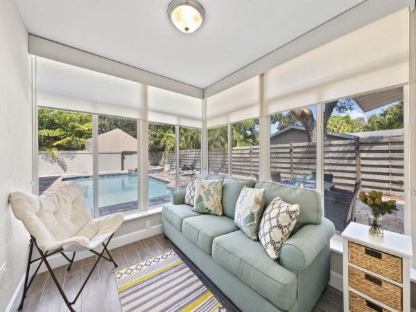Beautiful 3 Bdrm Professionally Decorated Home - Pool & Spa