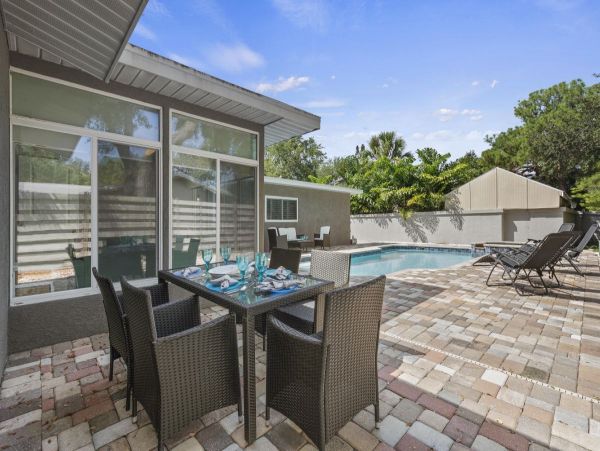 Beautiful 3 Bdrm Professionally Decorated Home - Pool & Spa