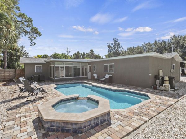Beautiful 3 Bdrm Professionally Decorated Home - Pool & Spa