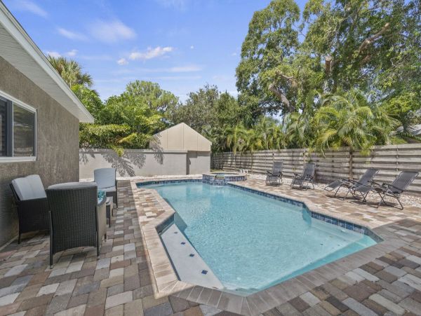 Beautiful 3 Bdrm Professionally Decorated Home - Pool & Spa