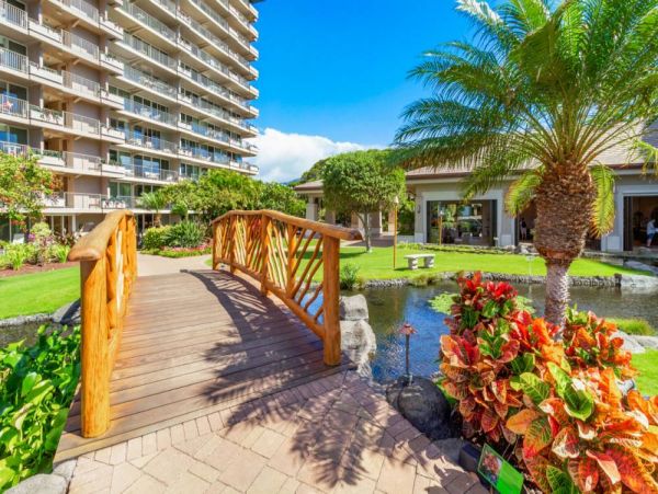 Lovely Lahaina Condo with Partial Ocean View Sleeps 4