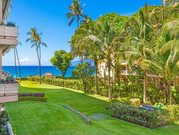 Lovely Lahaina Condo with Partial Ocean View Sleeps 4