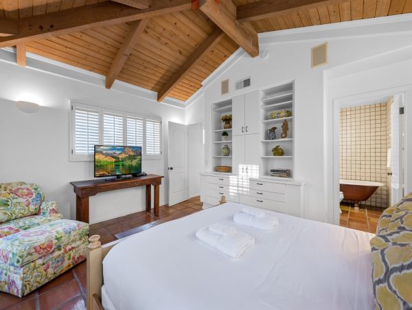 Three Bedroom La Jolla Luxury Rental with Amazing Interior