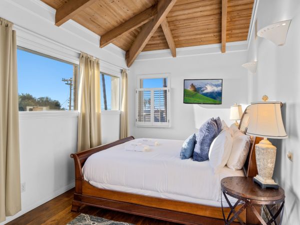 Three Bedroom La Jolla Luxury Rental with Amazing Interior