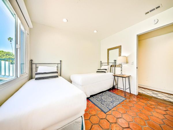 Four Bedroom Luxury Sleeps Ten Guests at La Jolla Rental