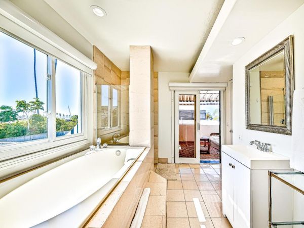 Four Bedroom Luxury Sleeps Ten Guests at La Jolla Rental