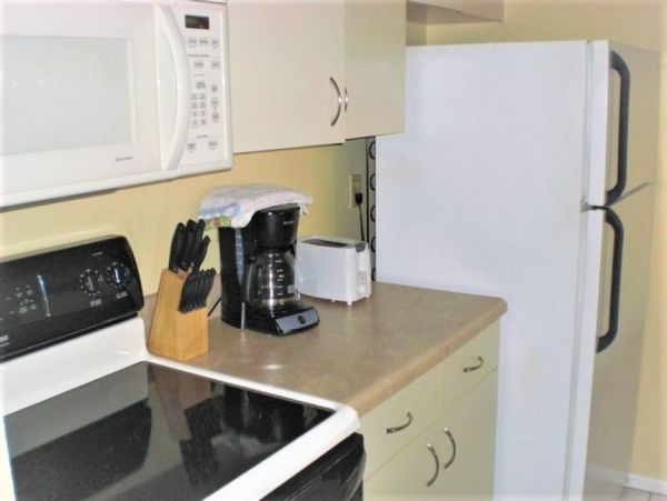 Bradenton Value Rental with Two Bedrooms & Communal Pool