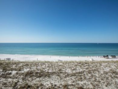 Destin Vacation Condo Sleeps Six Guests.