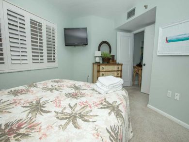 Three Bedroom Two Bathroom Beach Condo Sleeps Eight